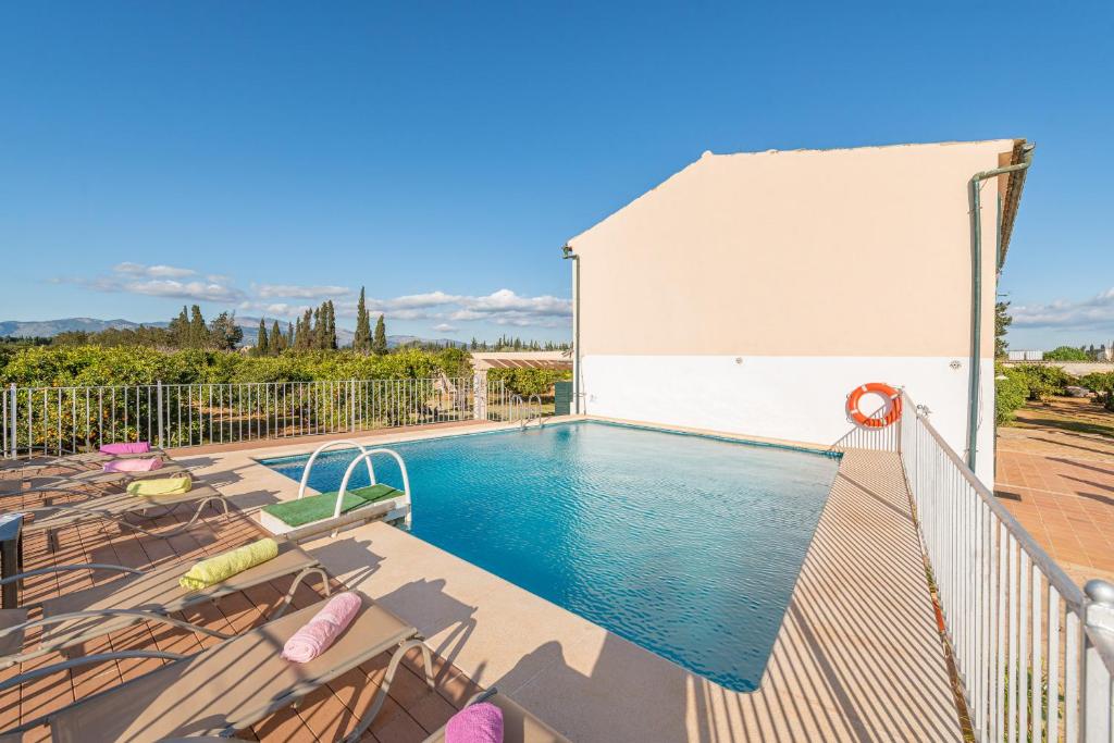 - une piscine sur la terrasse d'une maison dans l'établissement Can Rafelino, pool and relax, à Llubí