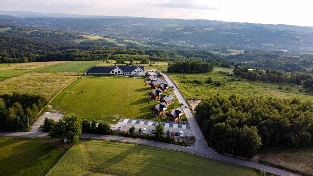 una vista aérea de una casa en medio de un campo en Stara Warzelnia, en Baryczka