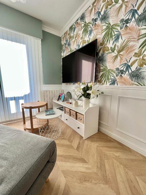 Televízia a/alebo spoločenská miestnosť v ubytovaní «La Petite Escapade à Deauville» PLACE MORNY
