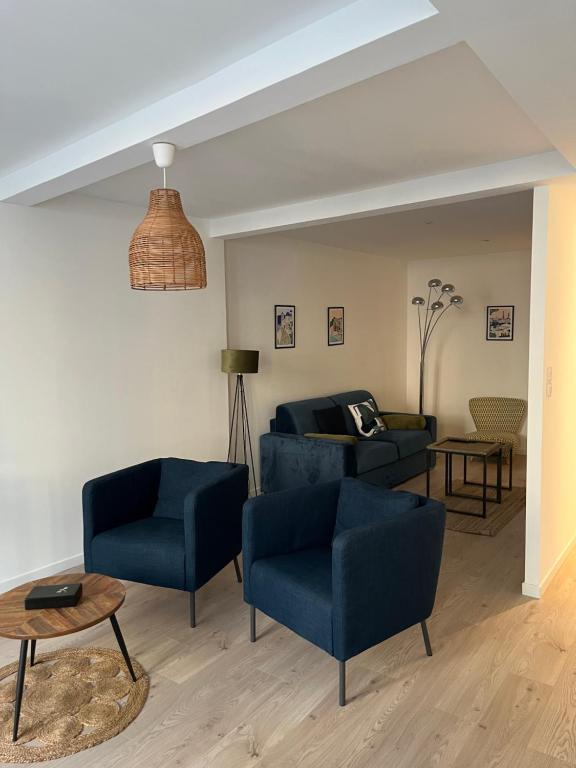 sala de estar con 2 sillas azules y sofá en Nouveau Superbe grand T2 centre ville en Pertuis