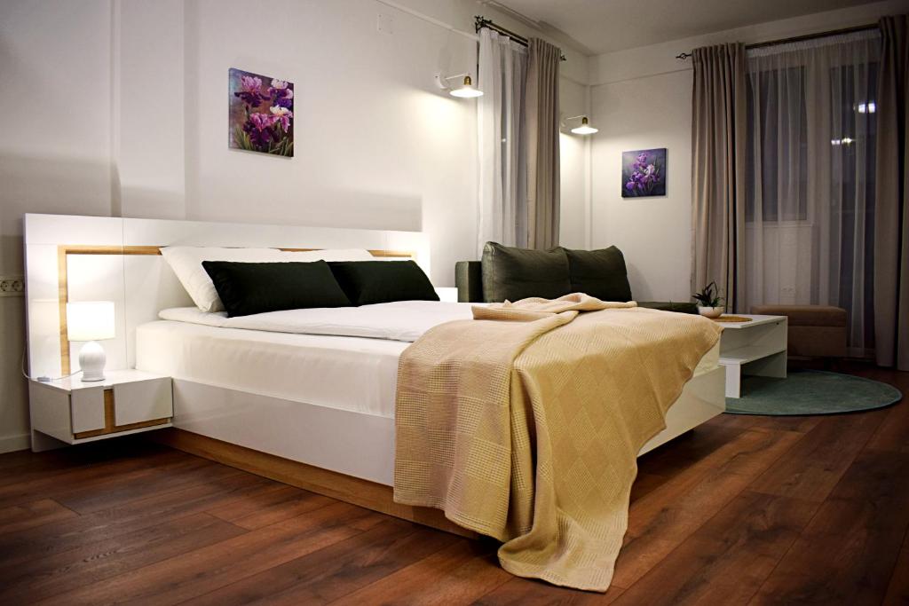 オフリドにあるIris Guesthouseのベッドルーム(白いベッド、毛布付)