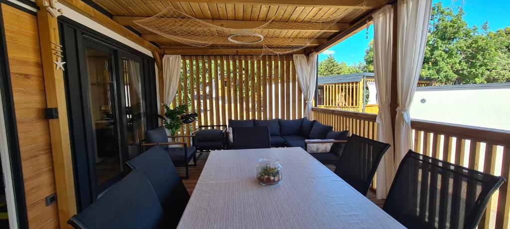 Balkón alebo terasa v ubytovaní Mobile home KMZ