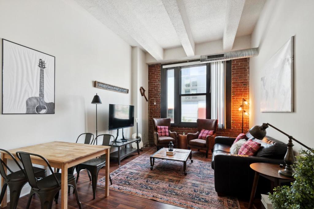 Sleeps 6! 2 Bedrm, Gym, Close to Major Attractions - Deluxe Apartment
