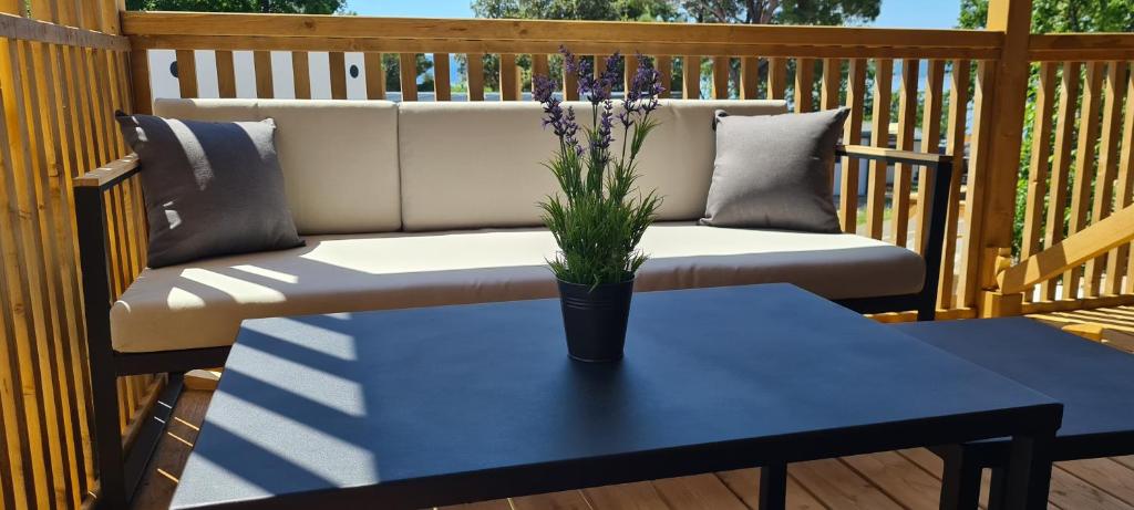 Balkón alebo terasa v ubytovaní Mobile home KMZ