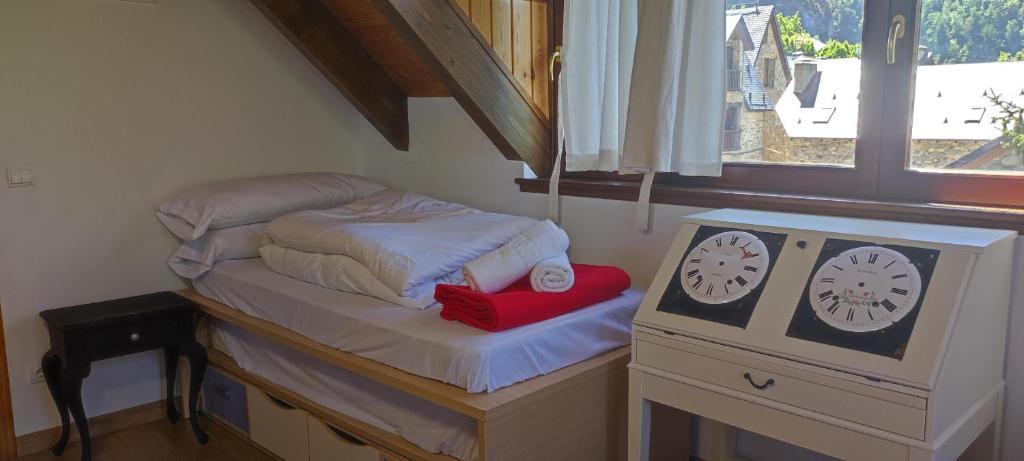 Postel nebo postele na pokoji v ubytování Antigua Casa Chato - tucasaenlospirineos
