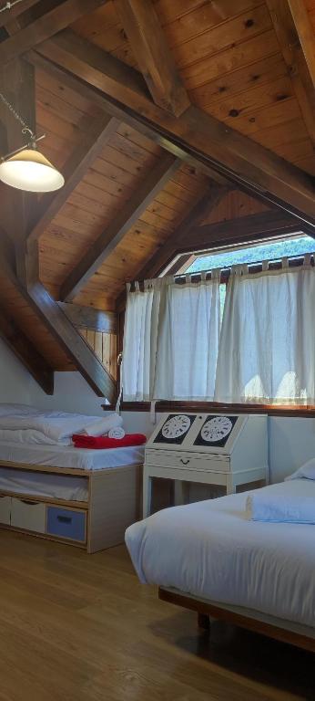 Postel nebo postele na pokoji v ubytování Antigua Casa Chato - tucasaenlospirineos