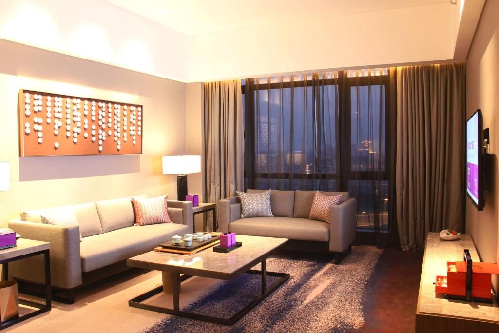 TV a/nebo společenská místnost v ubytování Wyndham JinJiang Hotel