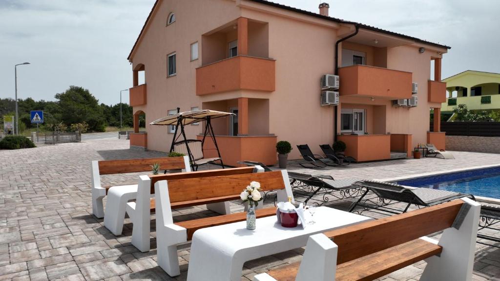 Bazén v ubytovaní Apartments Villa Lucky alebo v jeho blízkosti