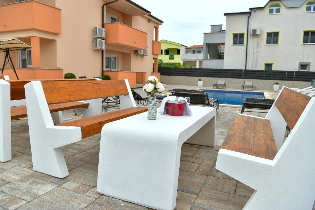 Bazén v ubytovaní Apartments Villa Lucky alebo v jeho blízkosti