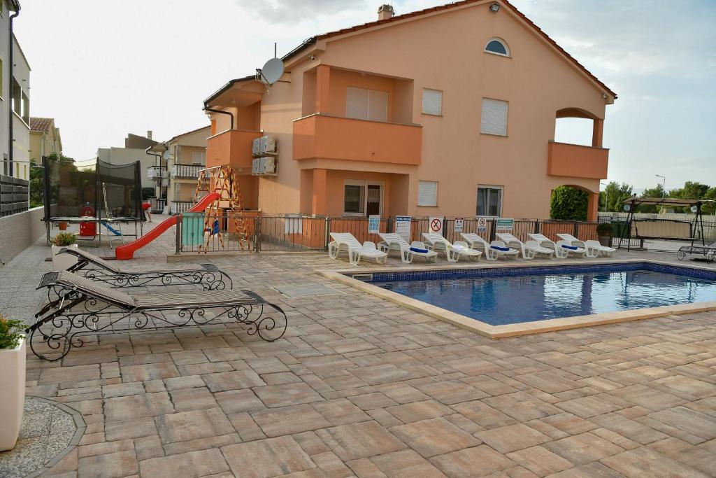 Bazén v ubytovaní Apartments Villa Lucky alebo v jeho blízkosti