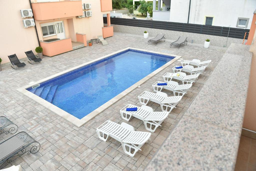 Bazén v ubytovaní Apartments Villa Lucky alebo v jeho blízkosti