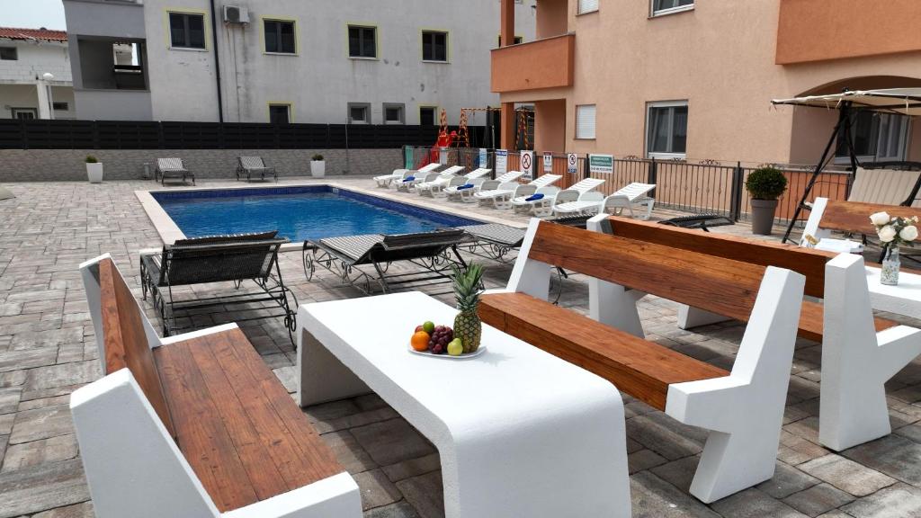 Bazén v ubytovaní Apartments Villa Lucky alebo v jeho blízkosti