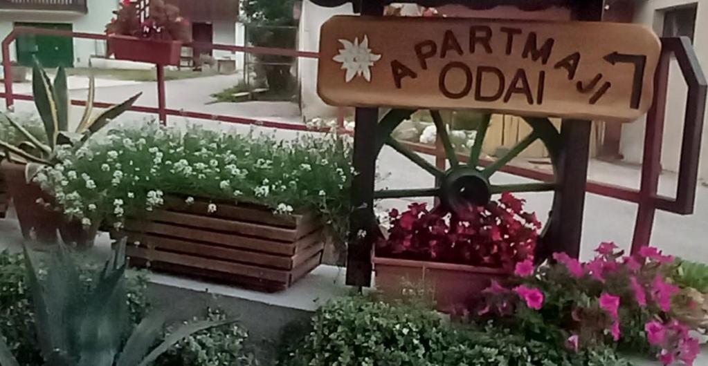 um sinal para um centro de jardim com flores em ODAI em Bovec
