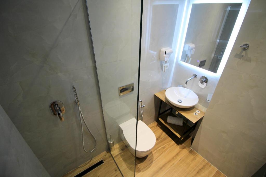 Koupelna v ubytování F&J Hotel