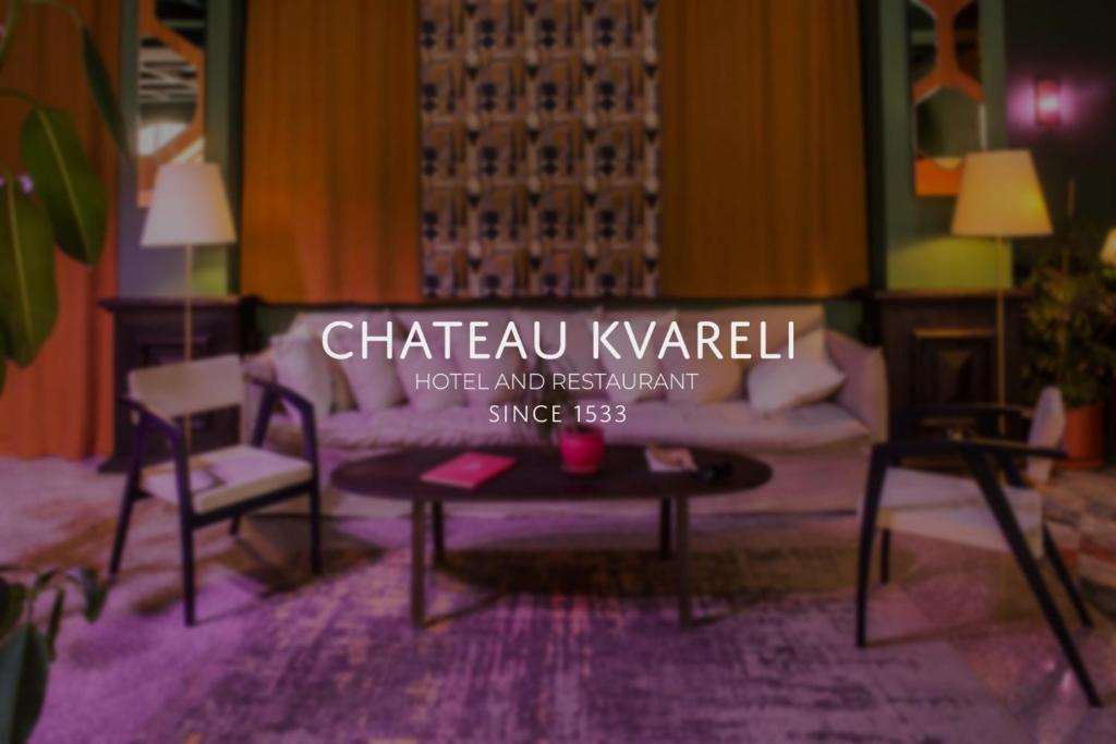 ein Wohnzimmer mit einem Sofa und 2 Stühlen in der Unterkunft Hotel Chateau Kvareli in Qwareli