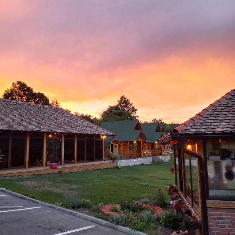 Východ nebo západ slunce při pohledu z bed and breakfast nebo okolí