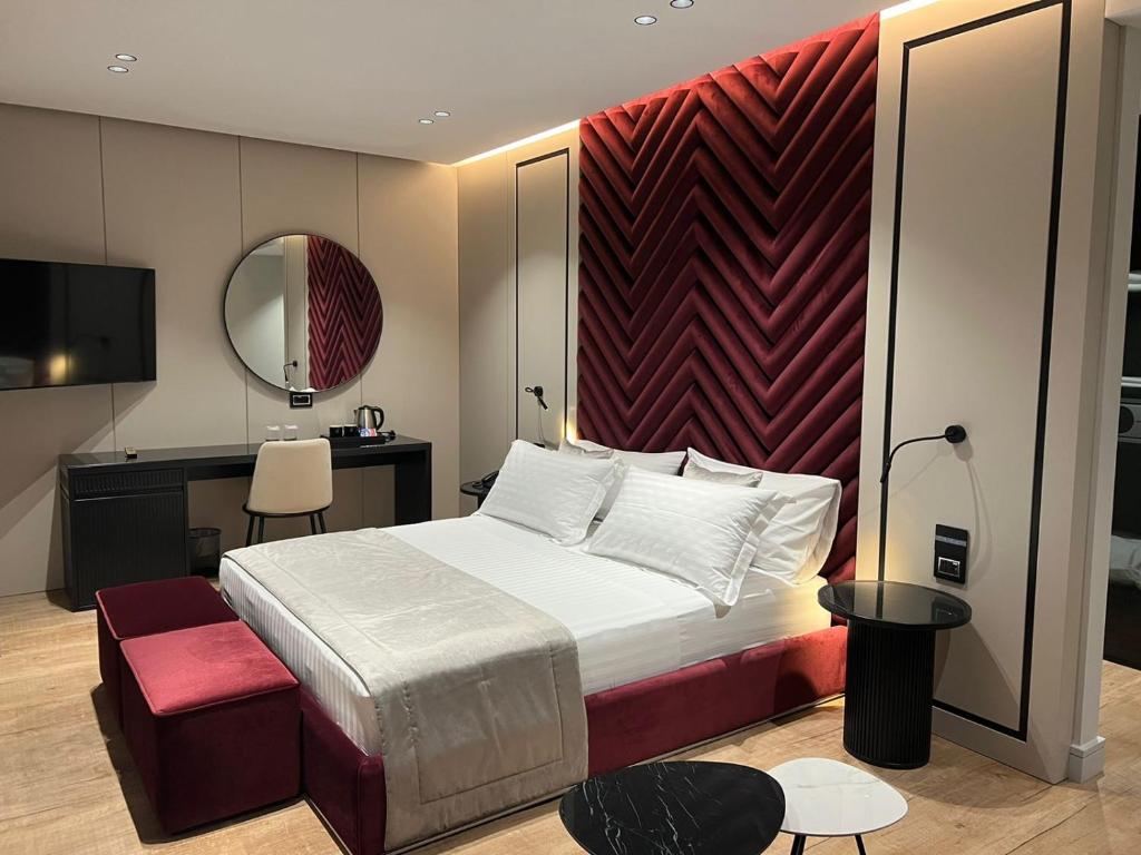 Postel nebo postele na pokoji v ubytování Rozafa Palace Hotel
