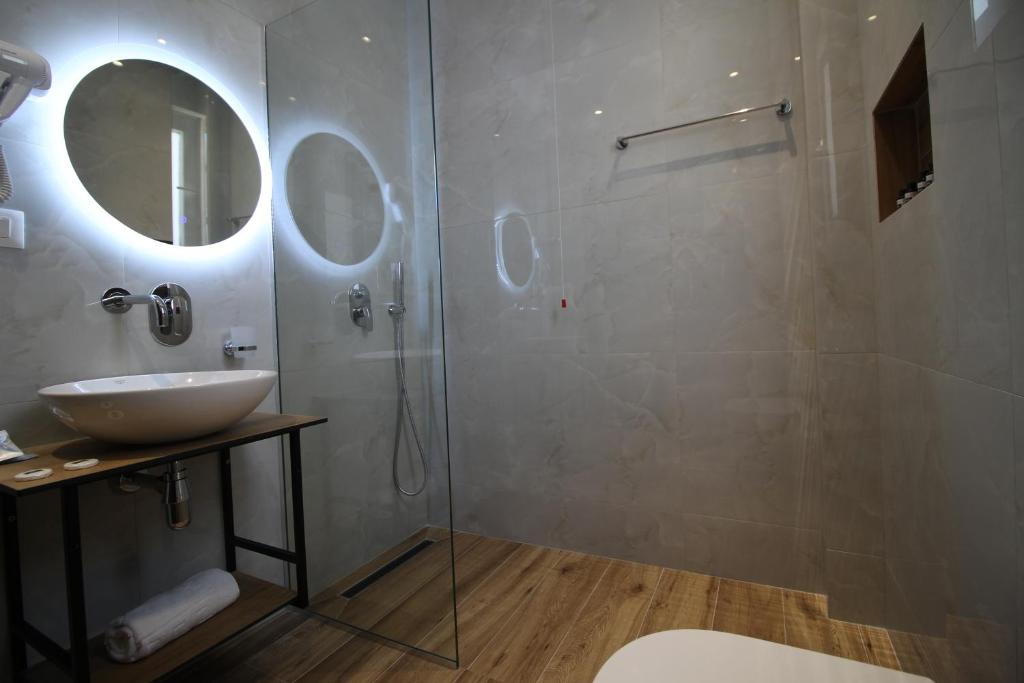 Koupelna v ubytování F&J Hotel