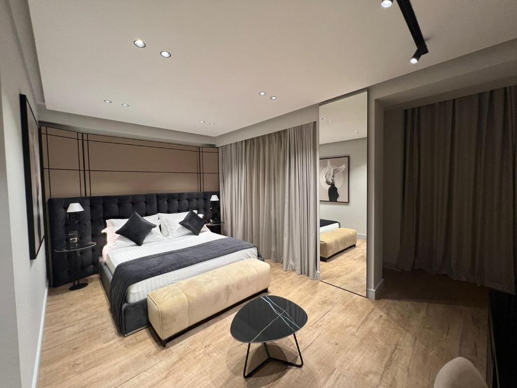 Кровать или кровати в номере Rozafa Palace Hotel