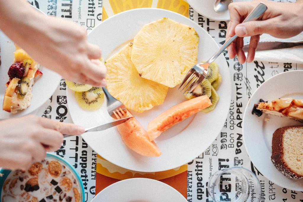 a group of people eating food on a table at L'Oasi Villaggio Albergo in Favignana