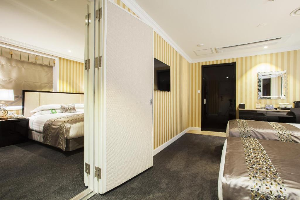 Postel nebo postele na pokoji v ubytování The Grand Hotel Myeongdong