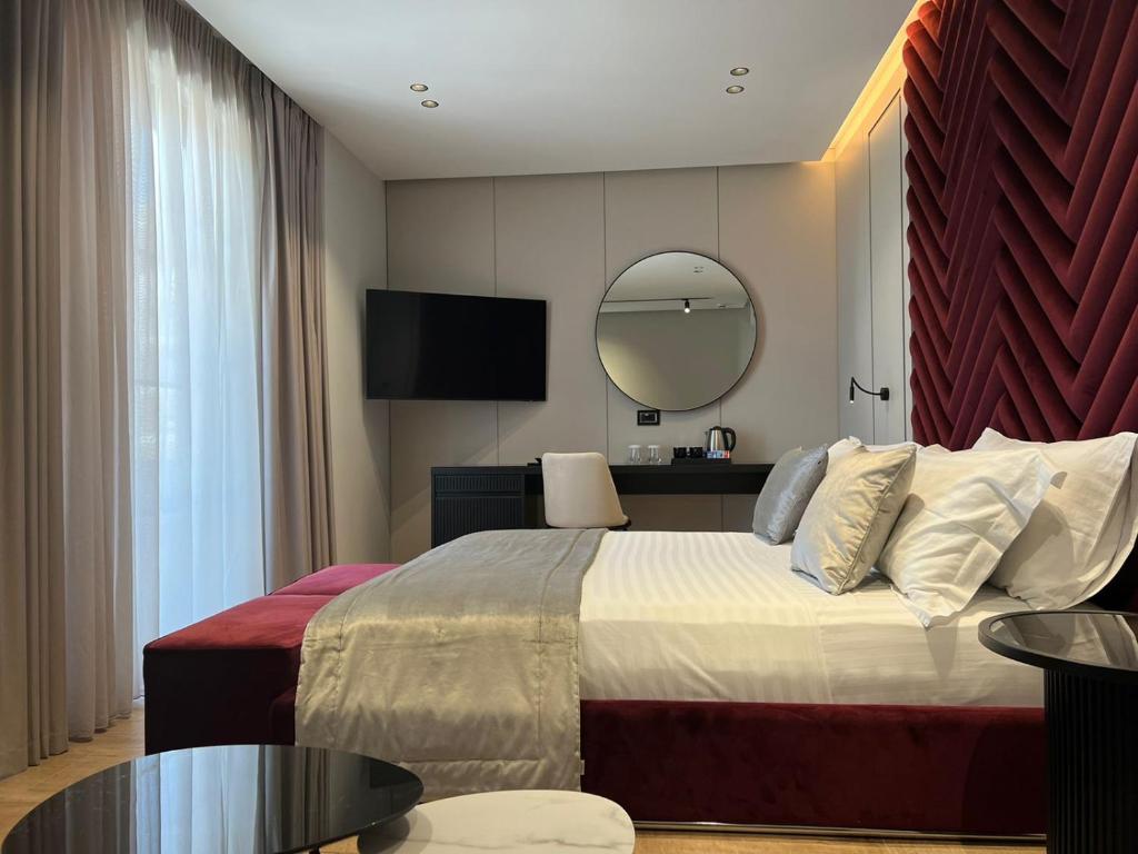 Postel nebo postele na pokoji v ubytování Rozafa Palace Hotel