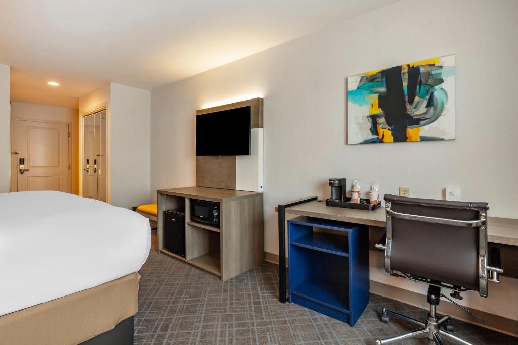 Comfort Inn & Suites East Greenbush - Albany - King Room - Accessible/Non-Smoking