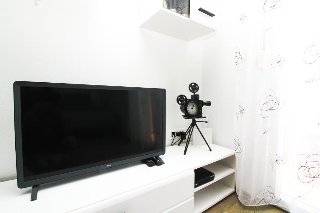 Televízia a/alebo spoločenská miestnosť v ubytovaní Apartments Lotta