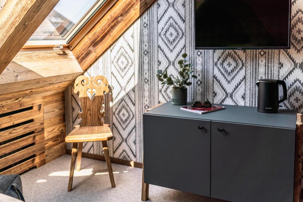 Televízia a/alebo spoločenská miestnosť v ubytovaní Apartamenty i Pokoje Krupówki 49