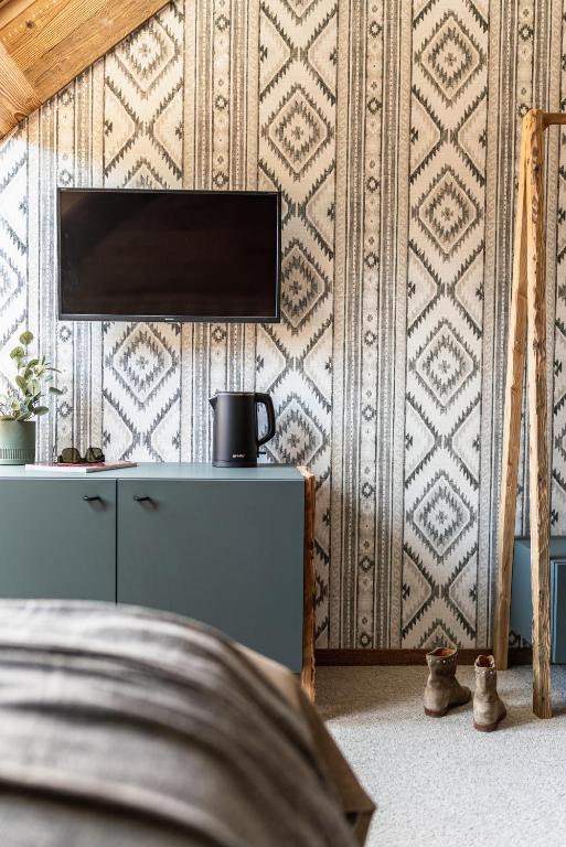 Televízia a/alebo spoločenská miestnosť v ubytovaní Apartamenty i Pokoje Krupówki 49