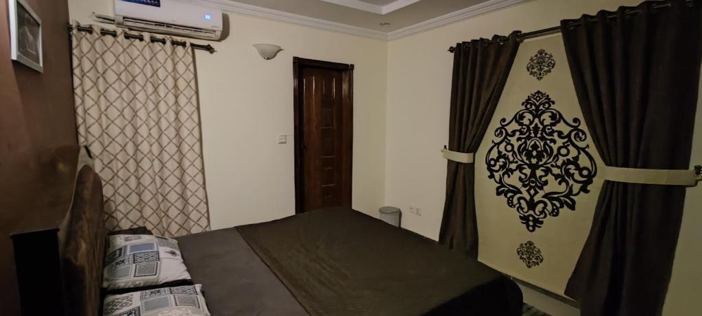 Luxurious Upscale 2Br with backup UPS Acs and wifi - 公寓