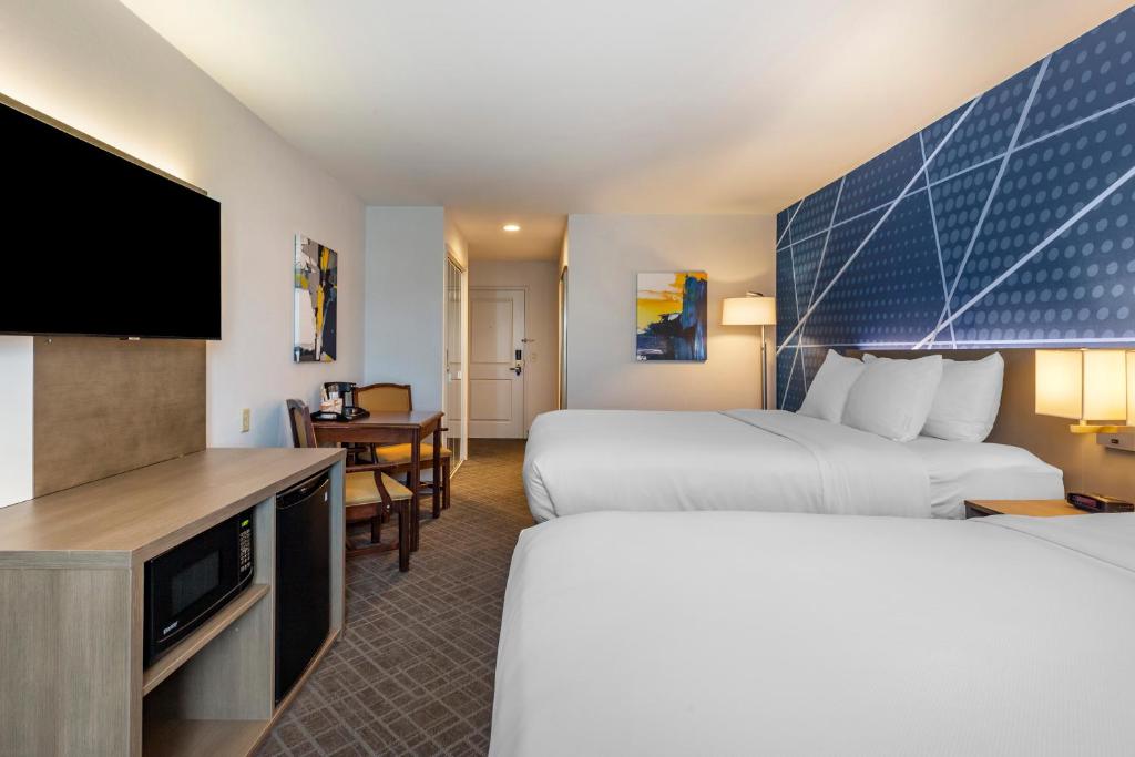 Comfort Inn & Suites East Greenbush - Albany - Queen Room With Two Queen Beds - Non-Smoking