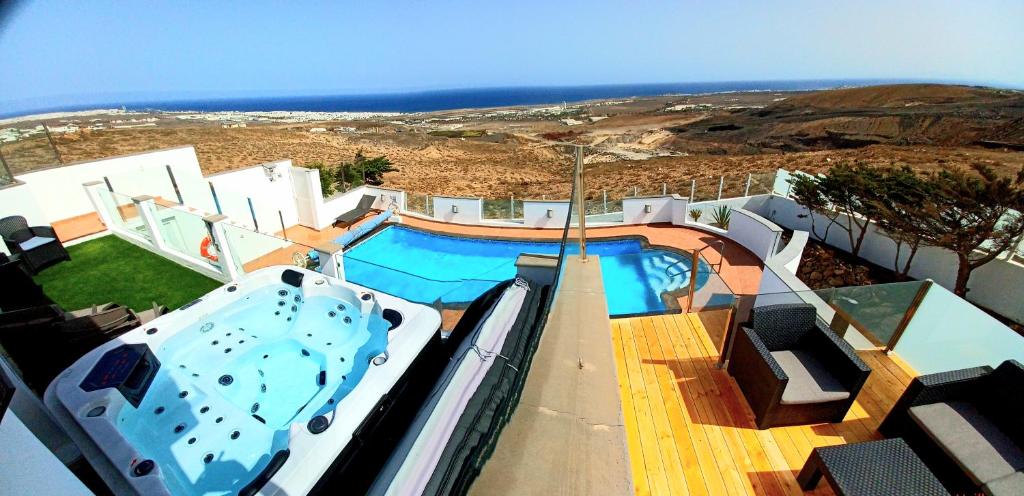 Bazén v ubytování Villa Vista Mar II, 280 qm, heated Pool, HotTube, Gaming Room, fast Internet, Meerblick nebo v jeho okolí