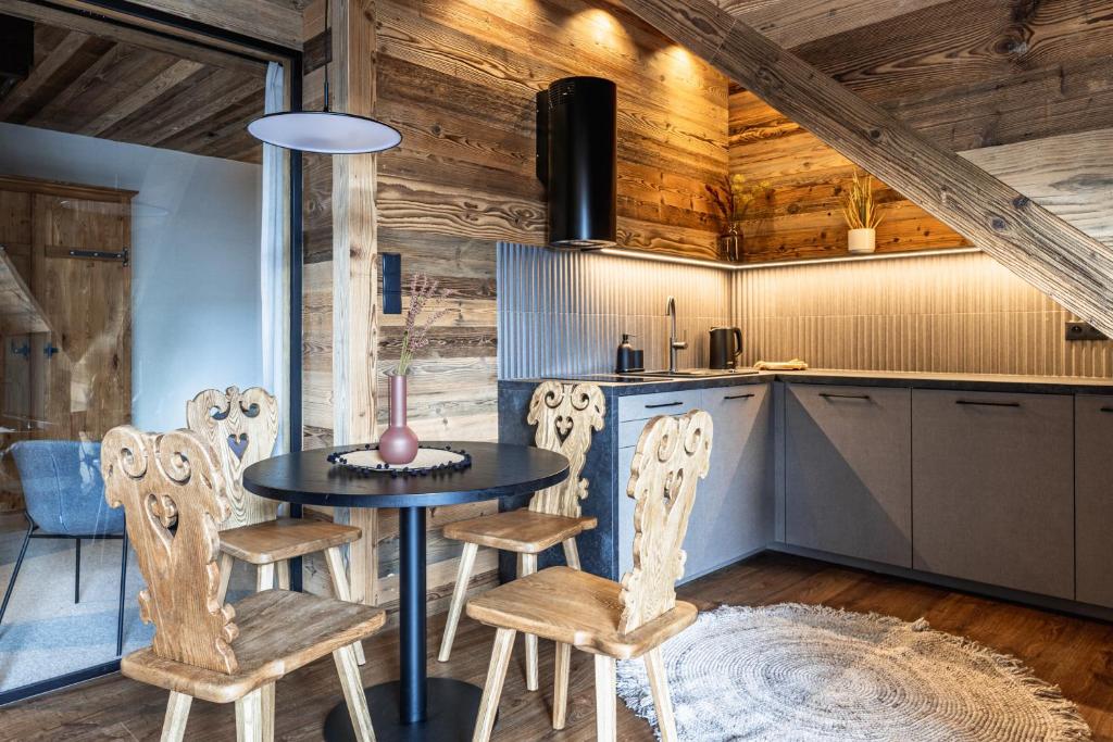 Kuchyňa alebo kuchynka v ubytovaní Apartamenty i Pokoje Krupówki 49