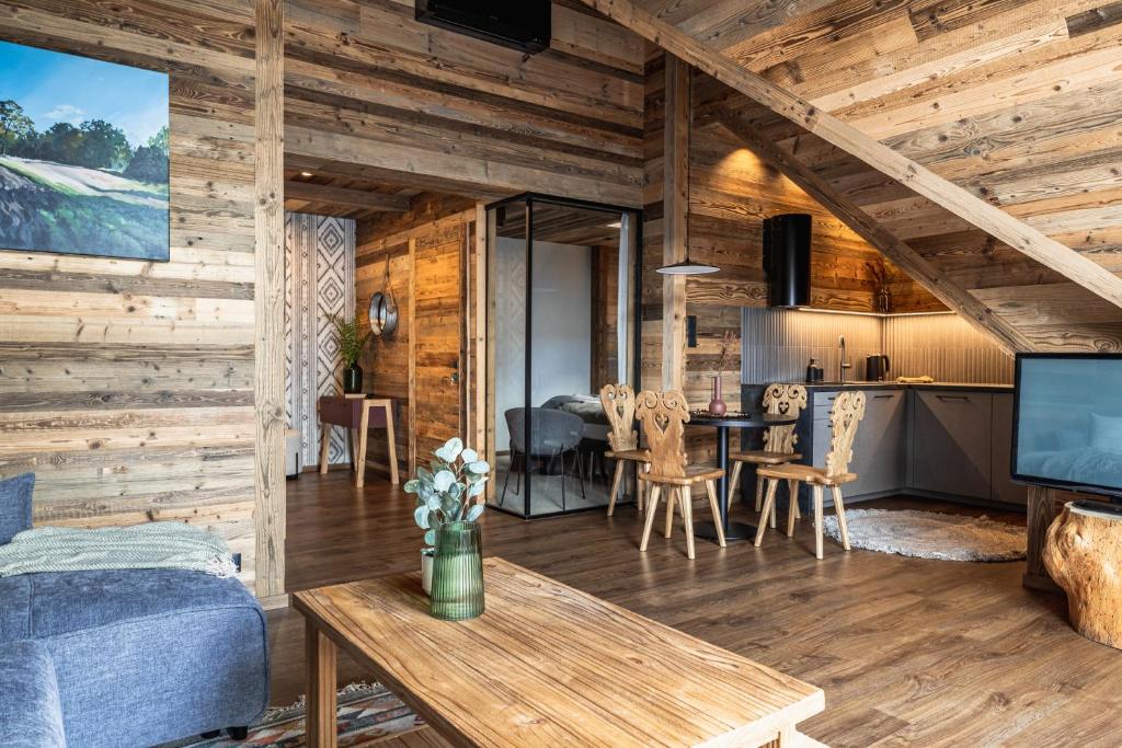 Televízia a/alebo spoločenská miestnosť v ubytovaní Apartamenty i Pokoje Krupówki 49