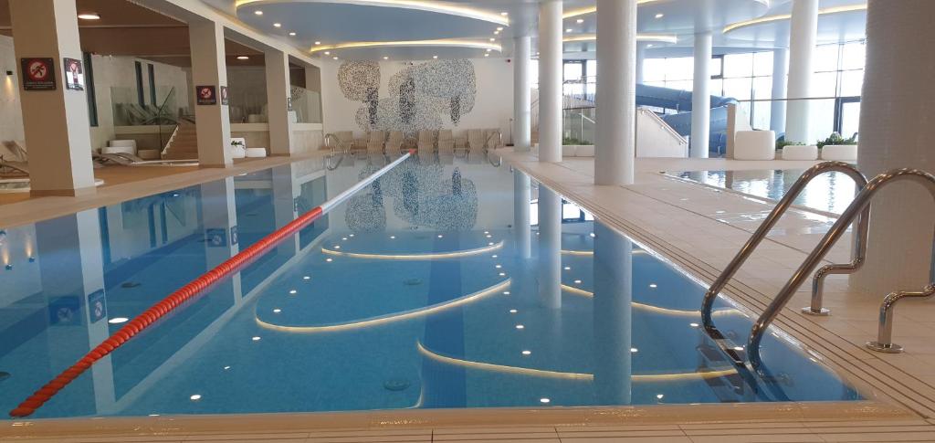 una gran piscina de agua azul en un edificio en Apartament Perła Bałtyku Polanki Aqua z parkingiem. en Kołobrzeg