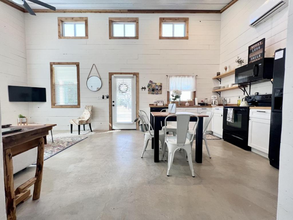Hummingbird Haus - Hill country views on 20 acres with firepit - One-Bedroom House