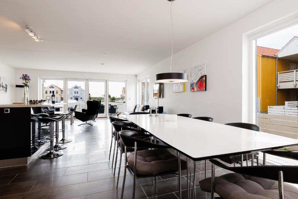 a kitchen and dining room with a table and chairs at Eksklusiv ferielejlighed in Rudkøbing