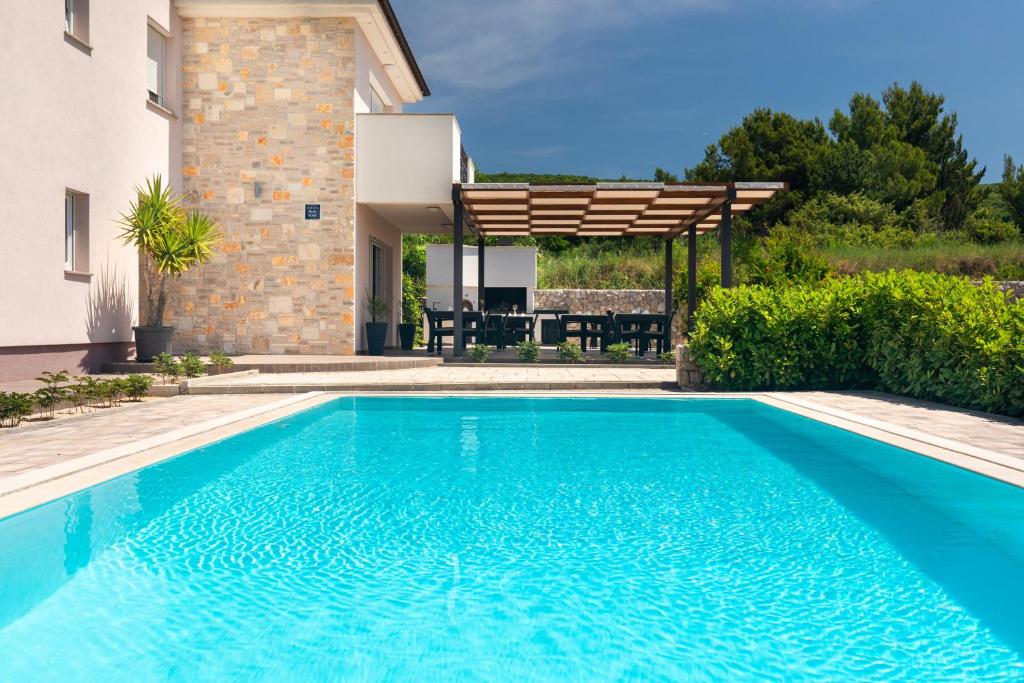 Bazén v ubytování B&B Villa Maris nebo v jeho okolí