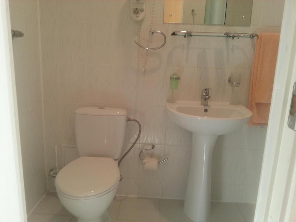 Sky High Hotel Airport 200 meters from the terminal - Twin Room With Private Bathroom And Gym Access