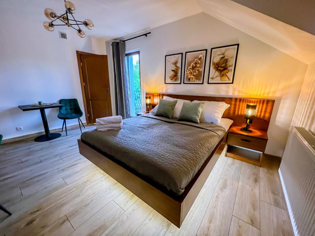 Postel nebo postele na pokoji v ubytování Domek pod Katalpami
