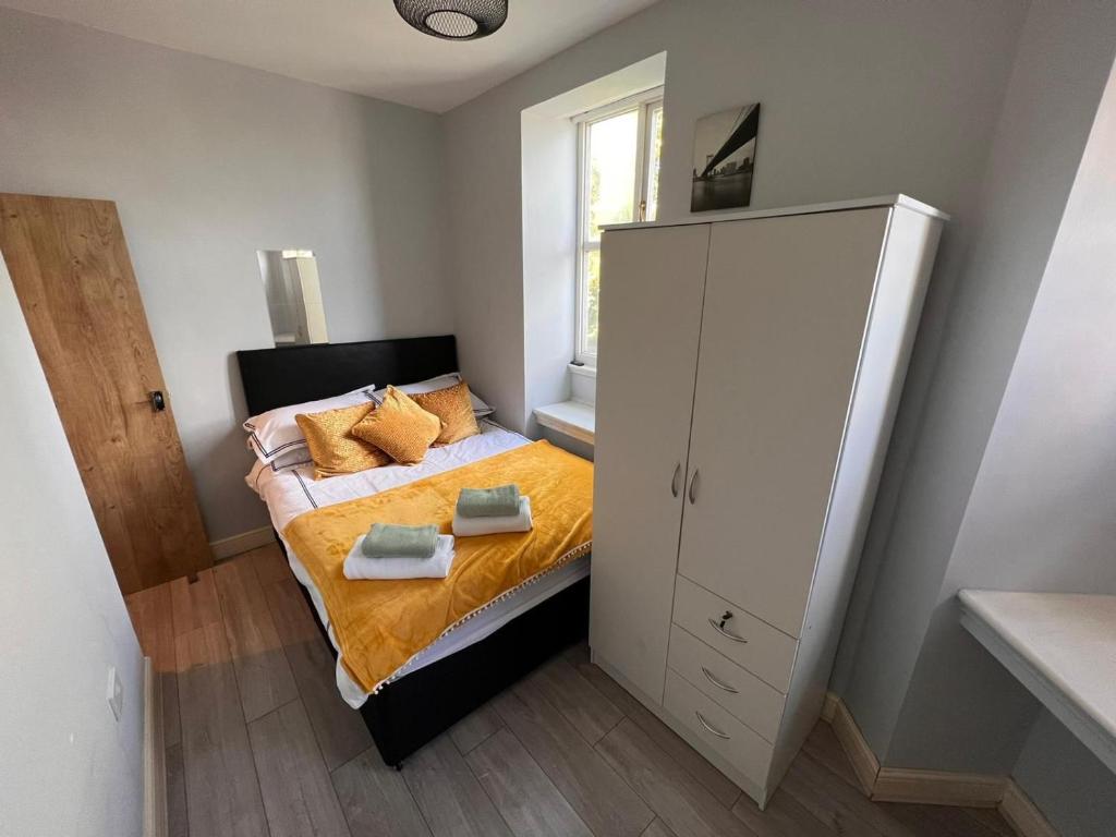 Modern 2 Bedroom Apartment By Cardiff City Centre With Free Street PARKING