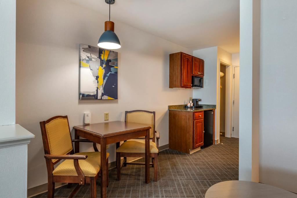 Comfort Inn & Suites East Greenbush - Albany - Queen Suite With Two Queen Beds - Non-Smoking