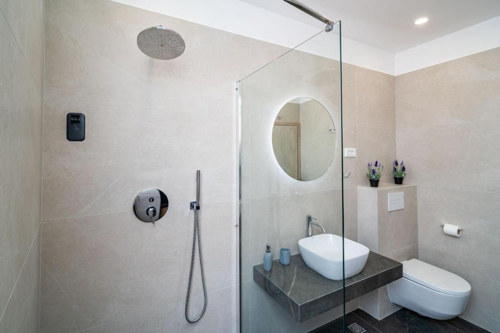 Kúpeľňa v ubytovaní Luxury apartment Petra with terrace and city view