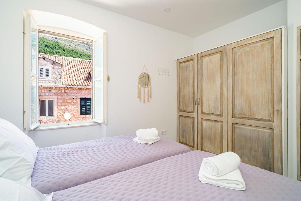 Posteľ alebo postele v izbe v ubytovaní Luxury apartment Petra with terrace and city view
