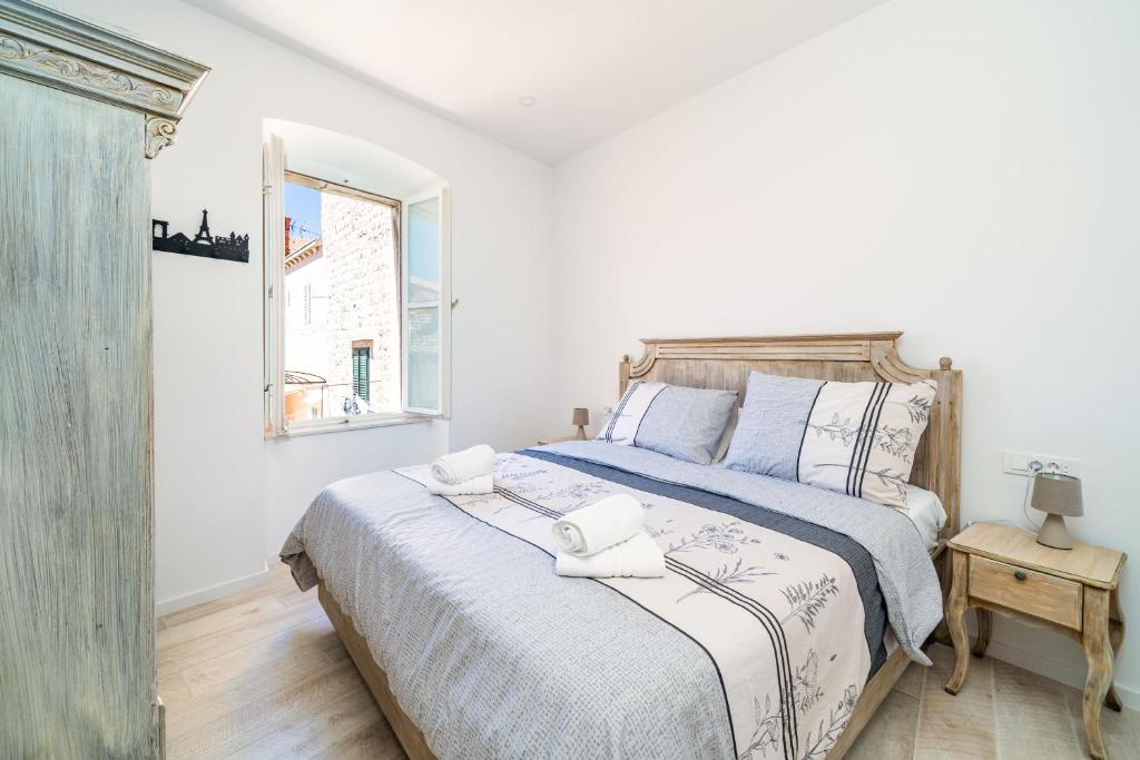 Posteľ alebo postele v izbe v ubytovaní Luxury apartment Petra with terrace and city view