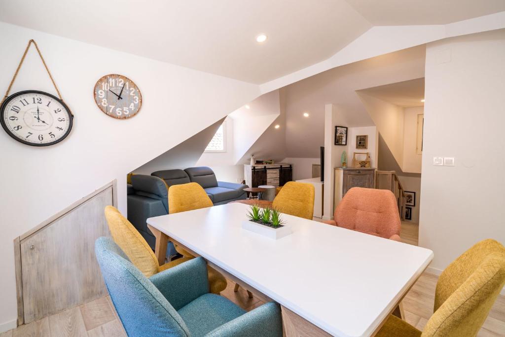 Posedenie v ubytovaní Luxury apartment Petra with terrace and city view