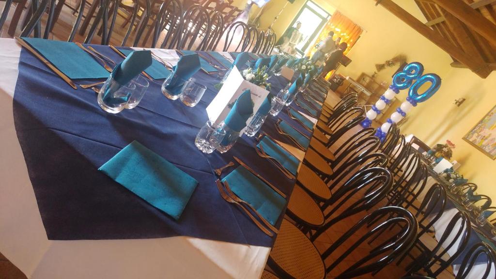 Restauracja lub miejsce do jedzenia w obiekcie AZIENDA AGRITURISTICA LA VECCHIA QUERCIA