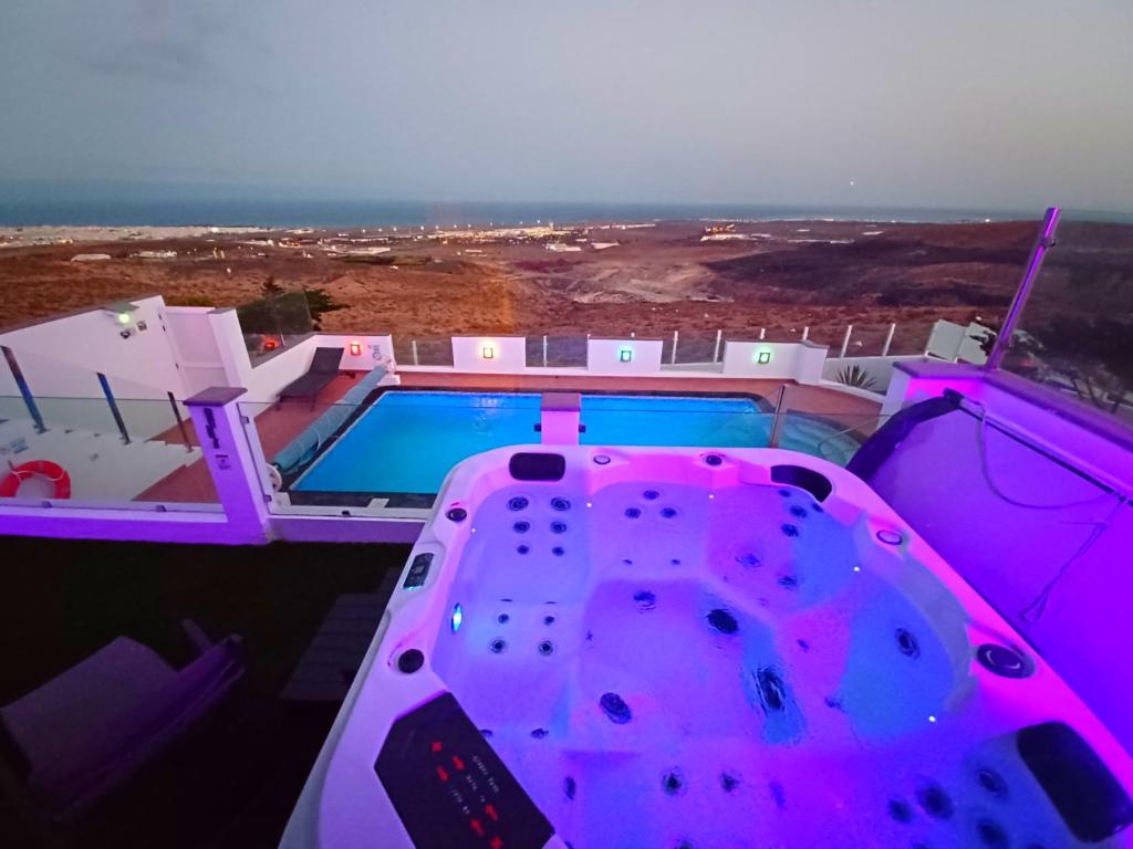 Bazén v ubytování Villa Vista Mar II, 280 qm, heated Pool, HotTube, Gaming Room, fast Internet, Meerblick nebo v jeho okolí
