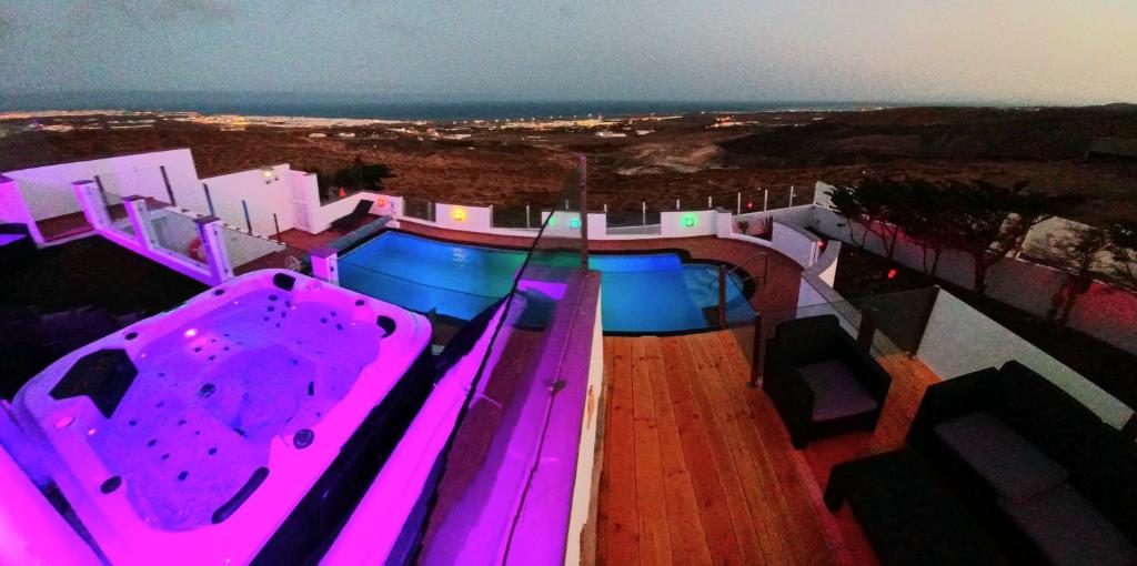 Bazén v ubytování Villa Vista Mar II, 280 qm, heated Pool, HotTube, Gaming Room, fast Internet, Meerblick nebo v jeho okolí